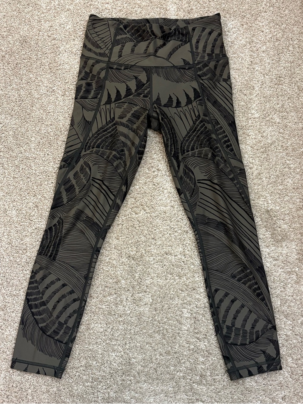 Athleta Salutation Stash 7/8 Tight